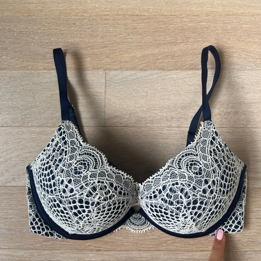 Victoria’s Secret Sexy Lace Bombshell Push Up Bra 32C